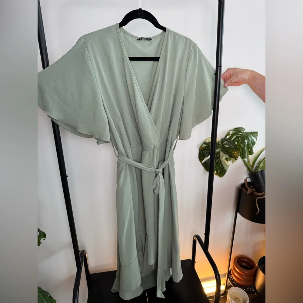 Elegant Sage Green Midi Dress - Picture 1 of 3